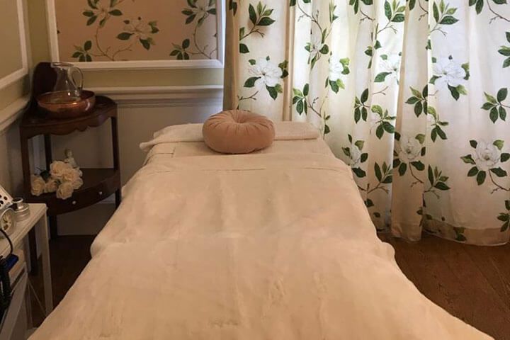 Revitalizing Hot Stone Treatment for One at Pende Aesthetics