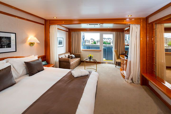 Executive Yacht Overnight Stay with Dinner and Wine on the Sunborn