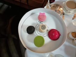 The exquisite hat cakes